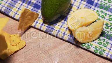 在柠檬和鳄梨的背景下，在一张木桌上倒入咸<strong>玉米片玉米片</strong>。 美味有害的小吃